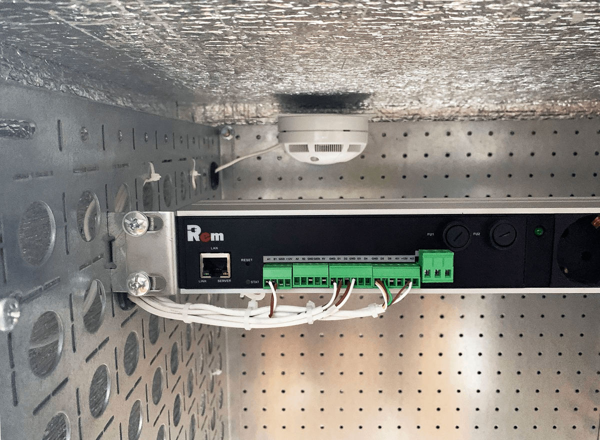 Шкаф всепогодный настенный 15U (Ш600 × Г300), комплектация Т1 с контроллером MC1 и датчиками от ЦМО