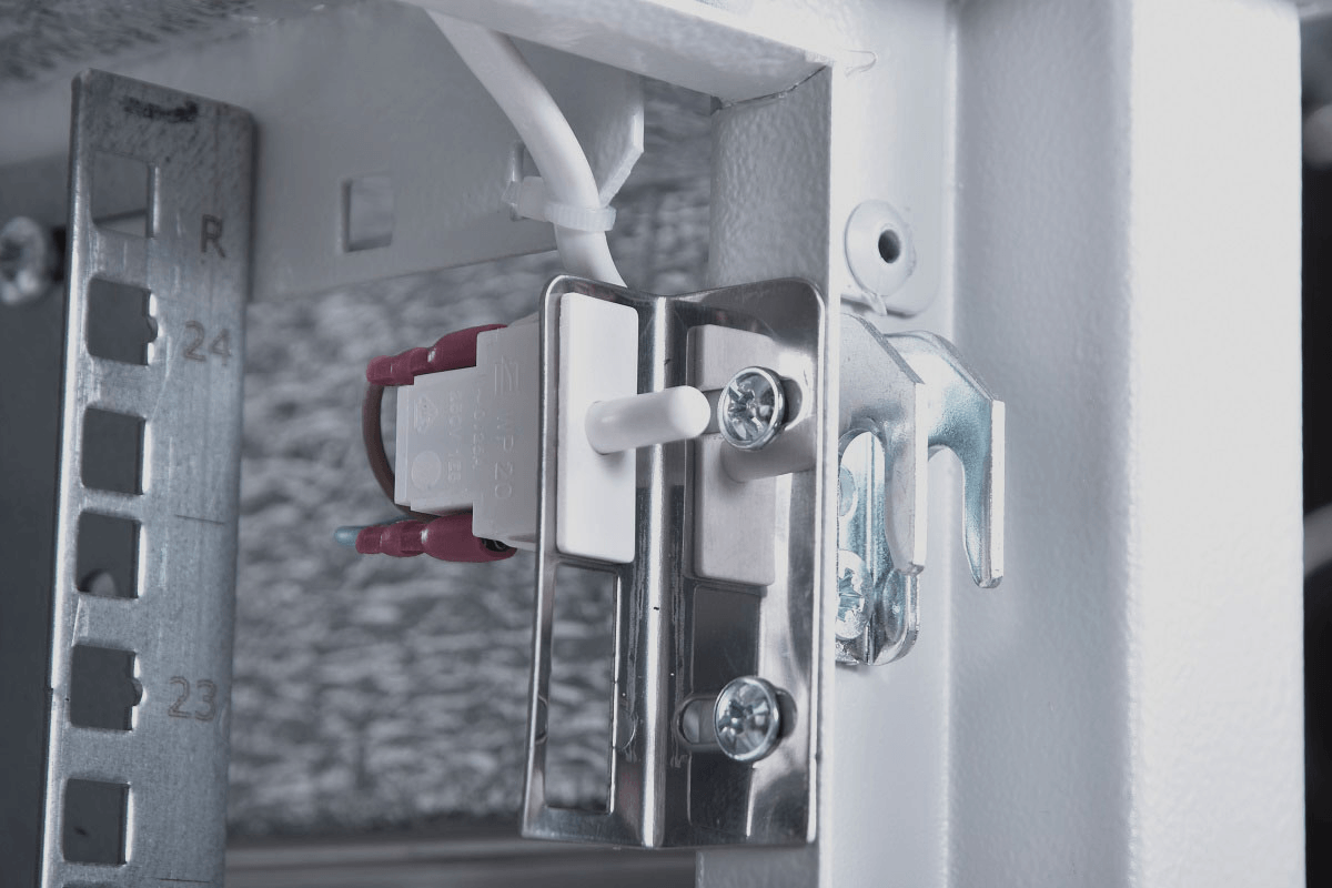 Шкаф всепогодный напольный 36U (Ш1000 × Г900), комплектация Т1 с контроллером MC1 и датчиками от ЦМО