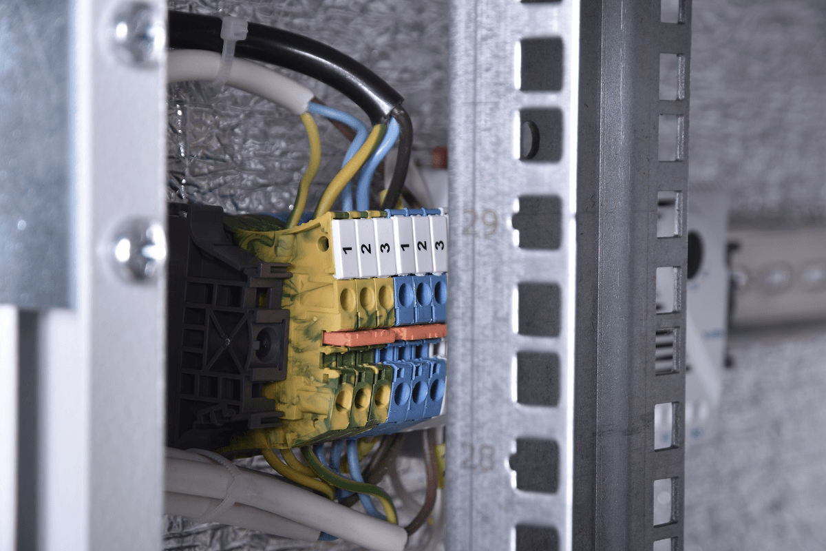 Шкаф всепогодный напольный 24U (Ш700 × Г900), комплектация Т1 с контроллером MC1 и датчиками от ЦМО
