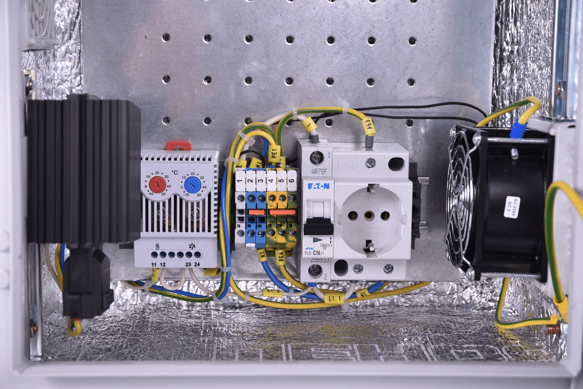 Шкаф ЭКОНОМ уличный всепогодный настенный укомплектованный (В500 × Ш500 × Г250),комплектация T1-IP54 от ЦМО