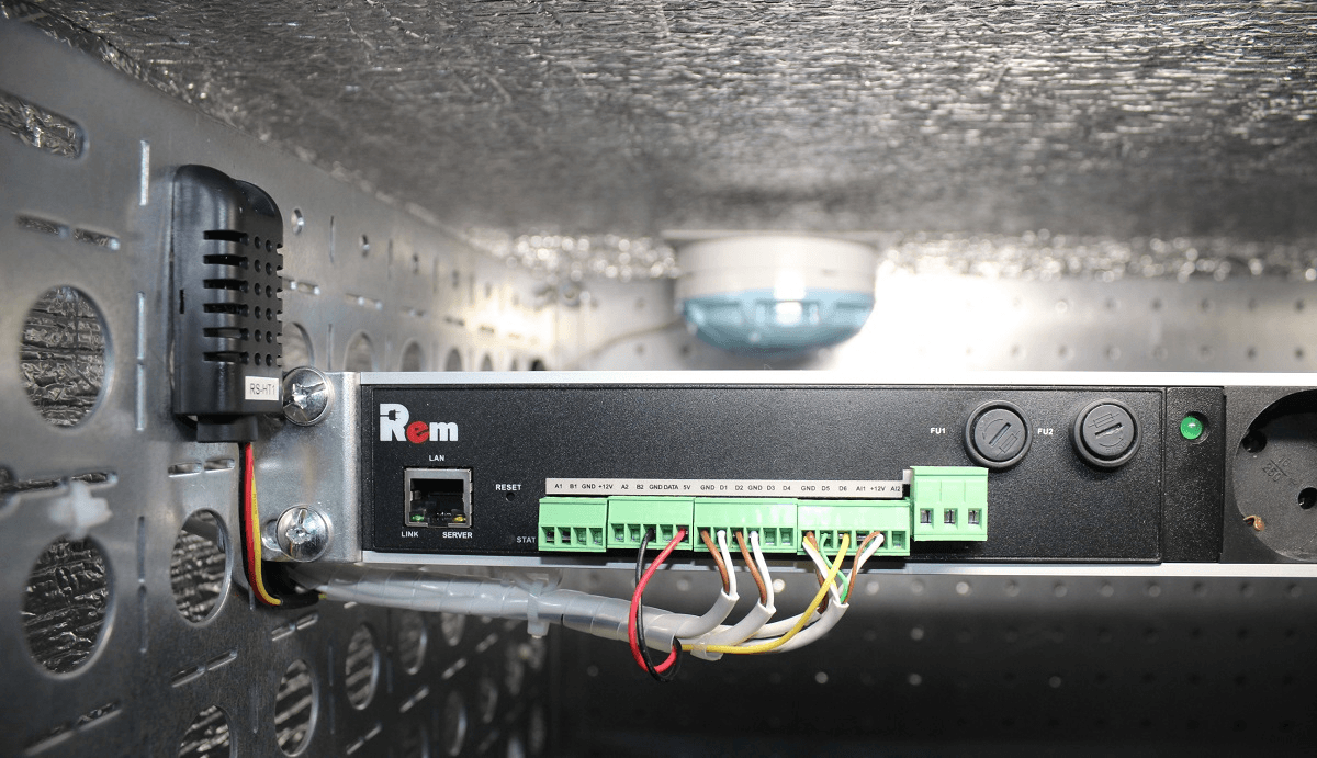 Шкаф всепогодный настенный 18U (Ш600 × Г500), комплектация ТК с контроллером MC3 и датчиками от ЦМО