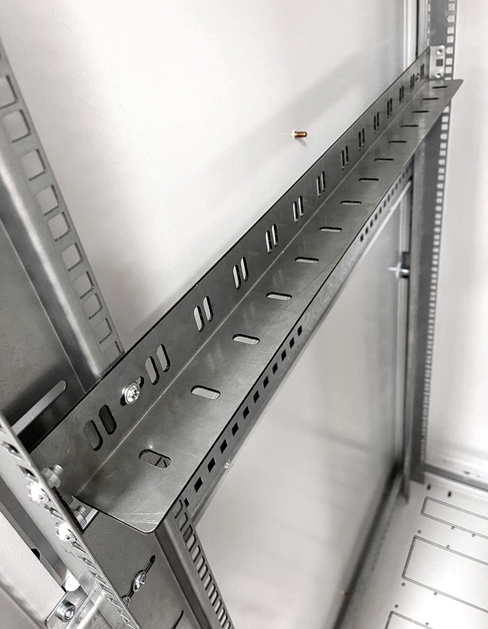 Комплект уголков для шкафов ШТК, ШРН шириной 600-800, глубина 850 мм, нагрузка до 150 кг