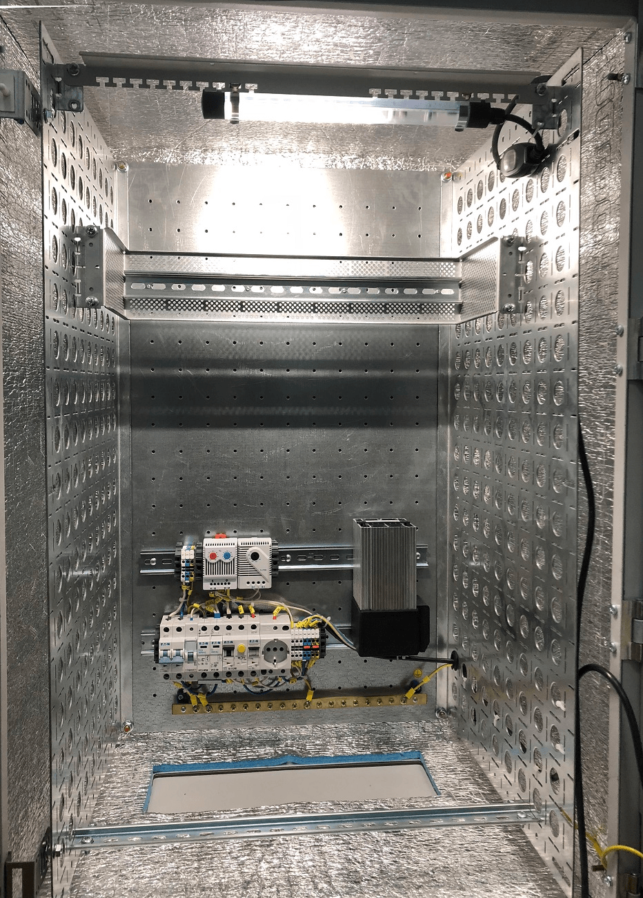 Шкаф уличный всепогодный настенный укомплектованный 18U (Ш600 × Г500), комплектация T1-IP54/55 от ЦМО