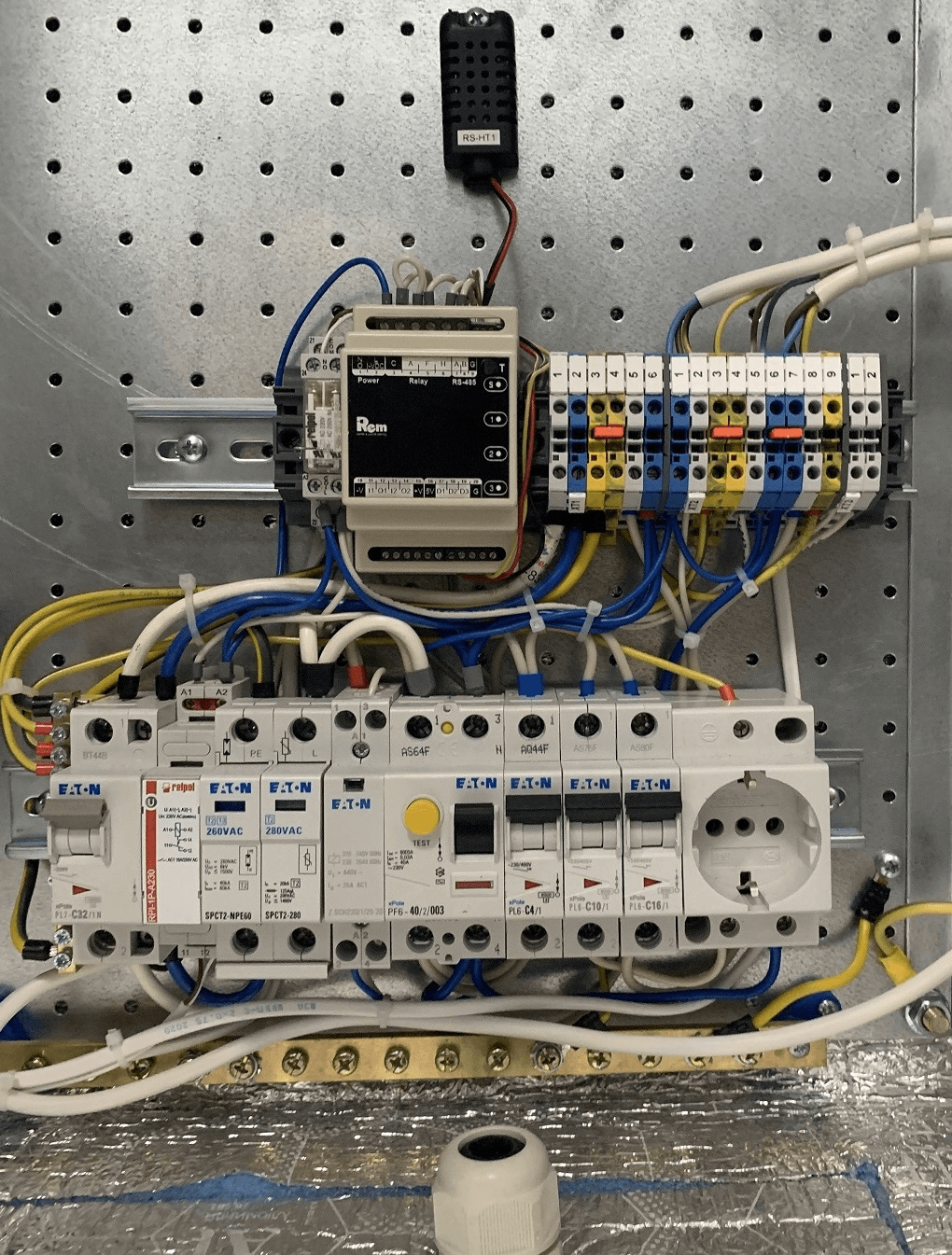Шкаф всепогодный напольный 36U (Ш1000 × Г900), комплектация Т1 с контроллером MC1 и датчиками от ЦМО