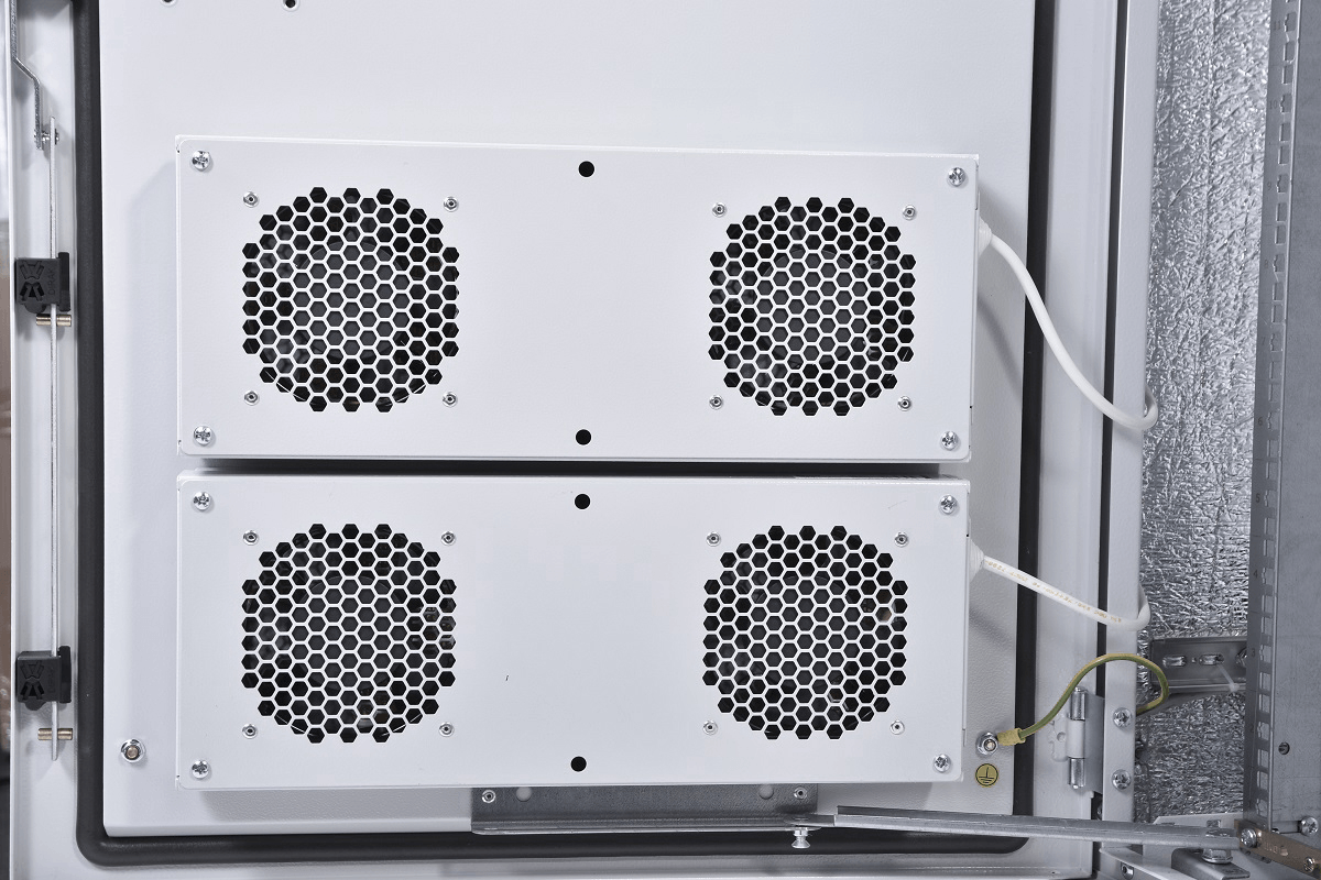 Шкаф всепогодный напольный 12U (Ш1000 × Г900), комплектация Т1 с контроллером MC1 и датчиками от ЦМО