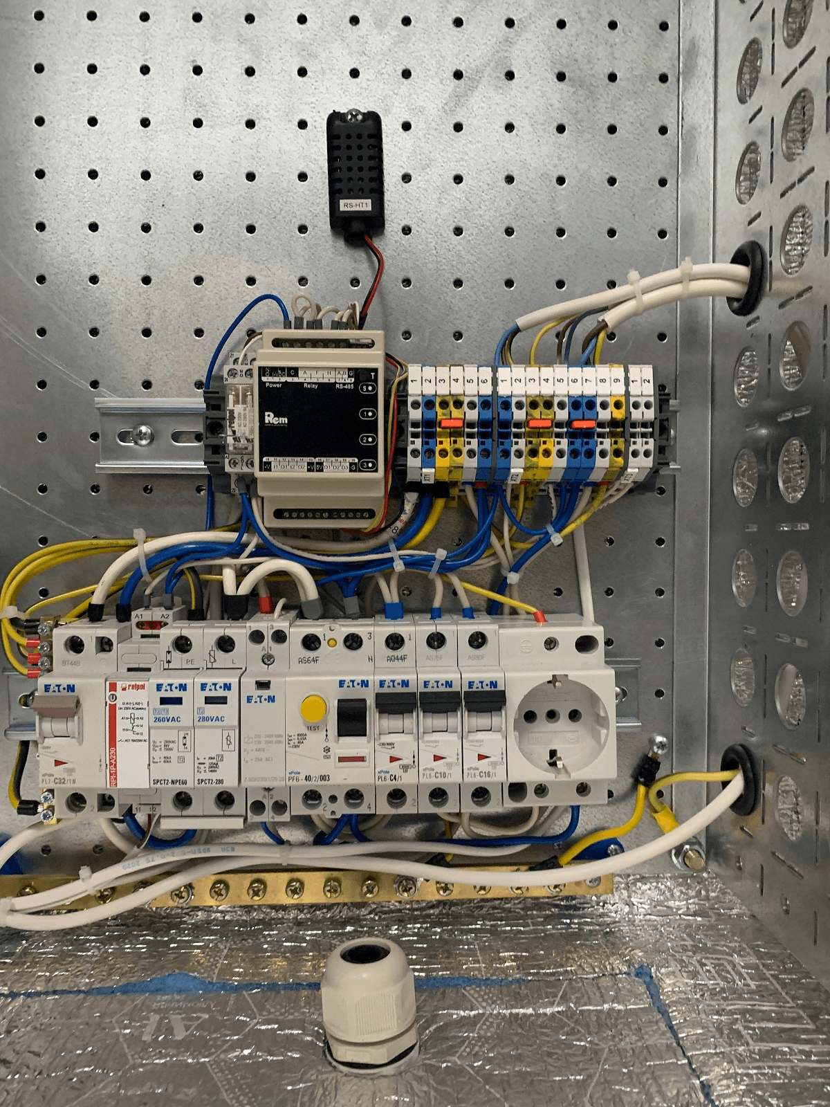 Шкаф всепогодный настенный 9U (Ш600 × Г300), комплектация Т1 с контроллером MC1 и датчиками от ЦМО