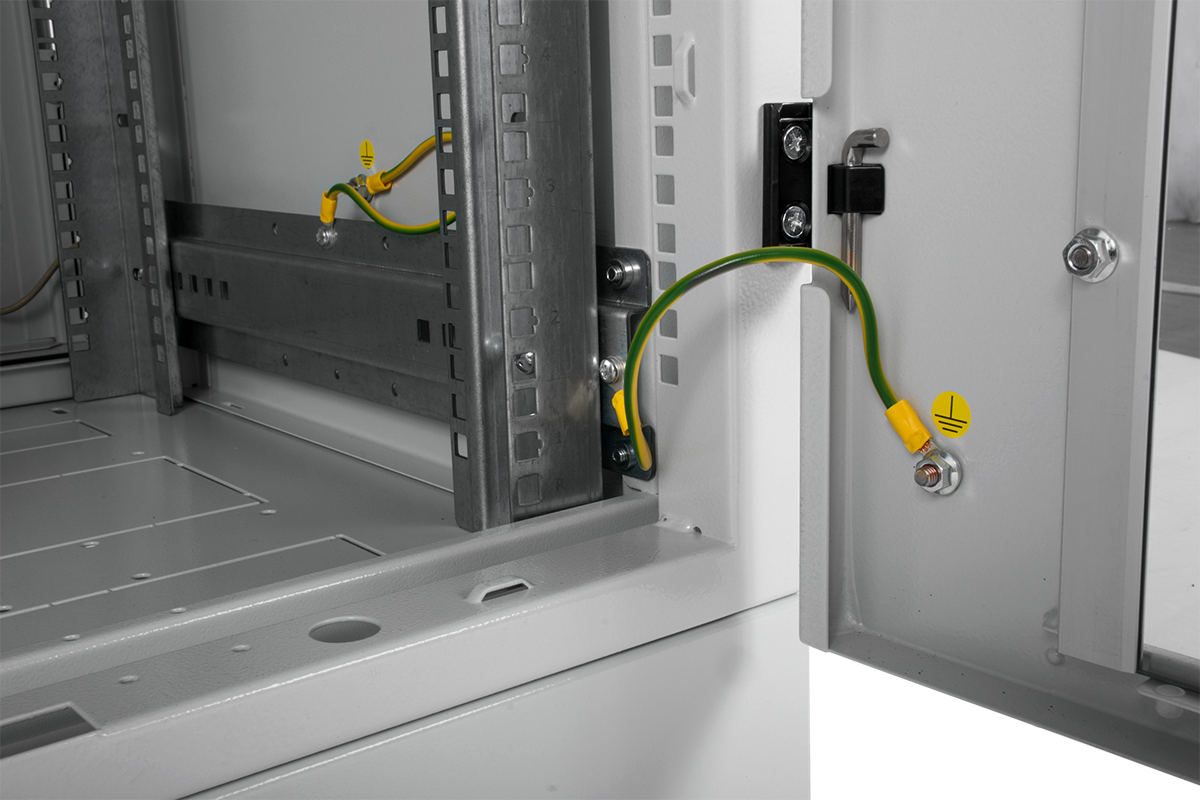 Шкаф телекоммуникационный напольный 18U (600 × 600) дверь перфорированная