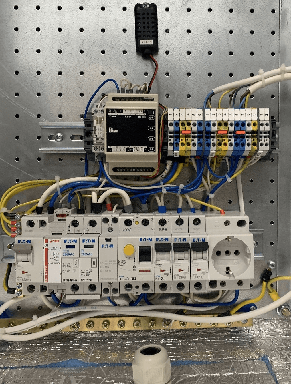 Шкаф всепогодный напольный 18U (Ш700 × Г600), комплектация ТК с контроллером MC3 и датчиками от ЦМО