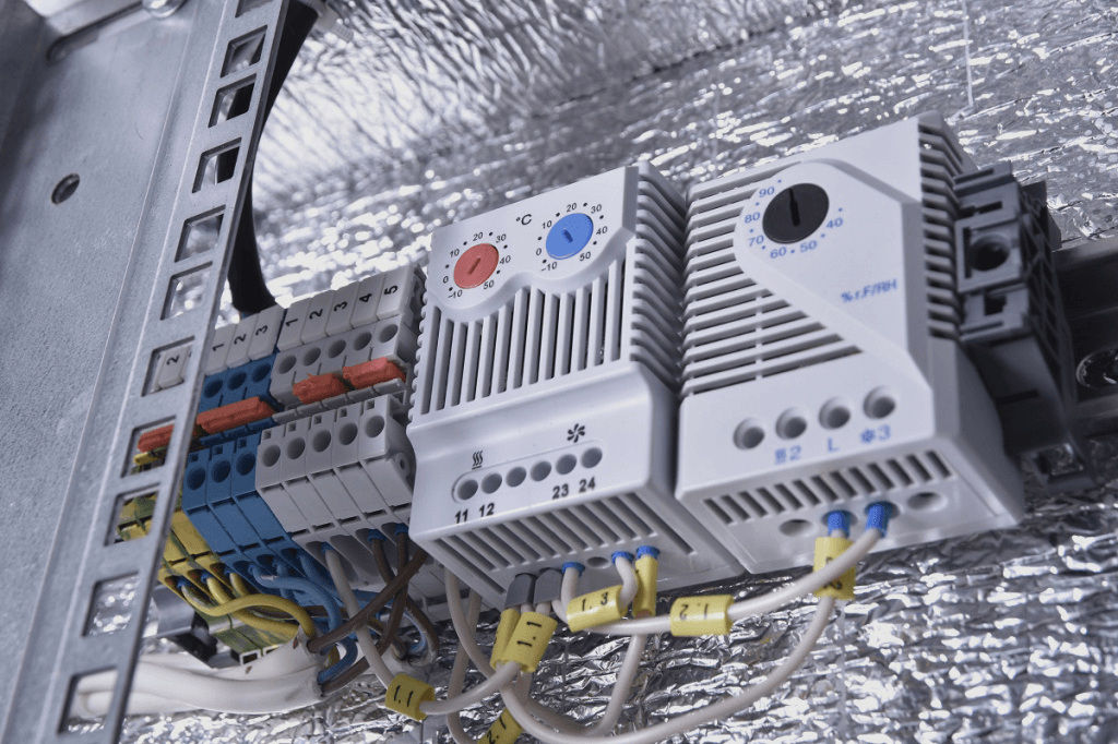 Шкаф уличный всепогодный напольный укомплектованный 24U (Ш700 × Г600), комплектация Т1-IP55 от ЦМО