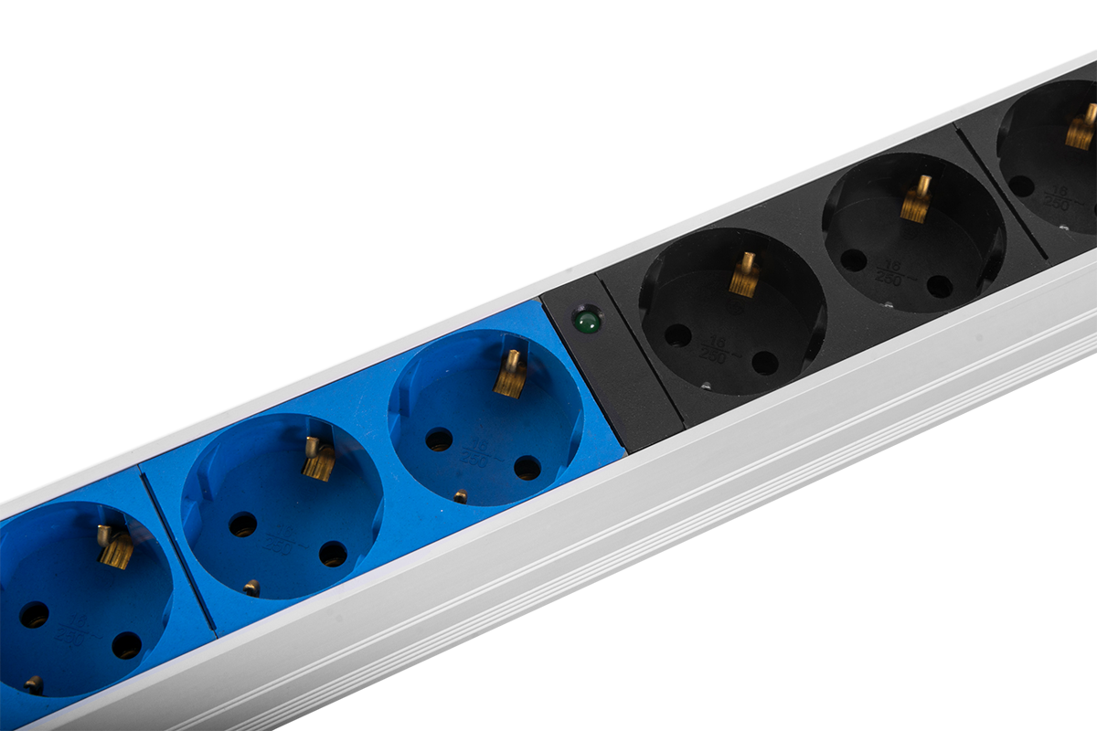 Блок розеток Rem-32 с инд., 8 Schuko, 32A, алюм., 19", колодка от ЦМО