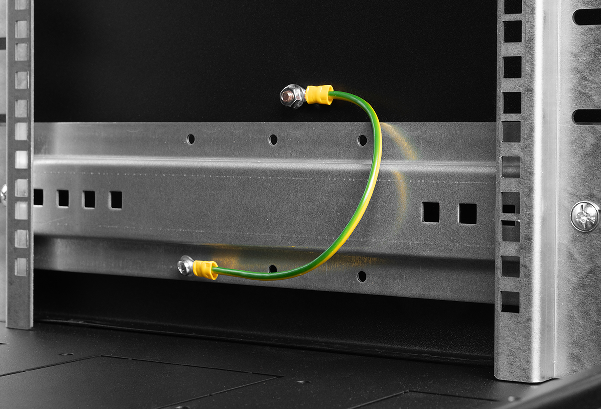 Шкаф серверный напольный 42U (600 × 1200) дверь перфорированная 2 шт., цвет черный