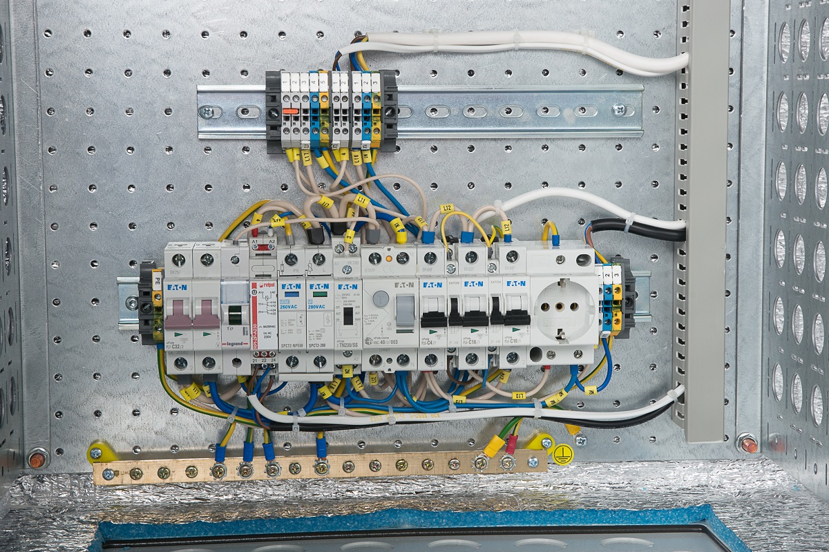 Шкаф уличный всепогодный настенный укомплектованный 18U (Ш600 × Г500), комплектация ТК-IP54/55 от ЦМО