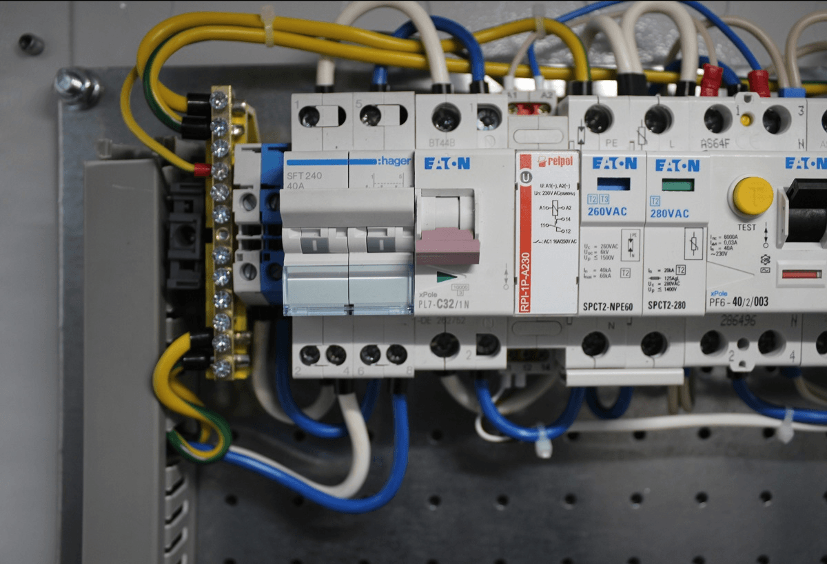Шкаф всепогодный напольный 18U (Ш1000 × Г600), комплектация ТК с контроллером MC3 и датчиками от ЦМО