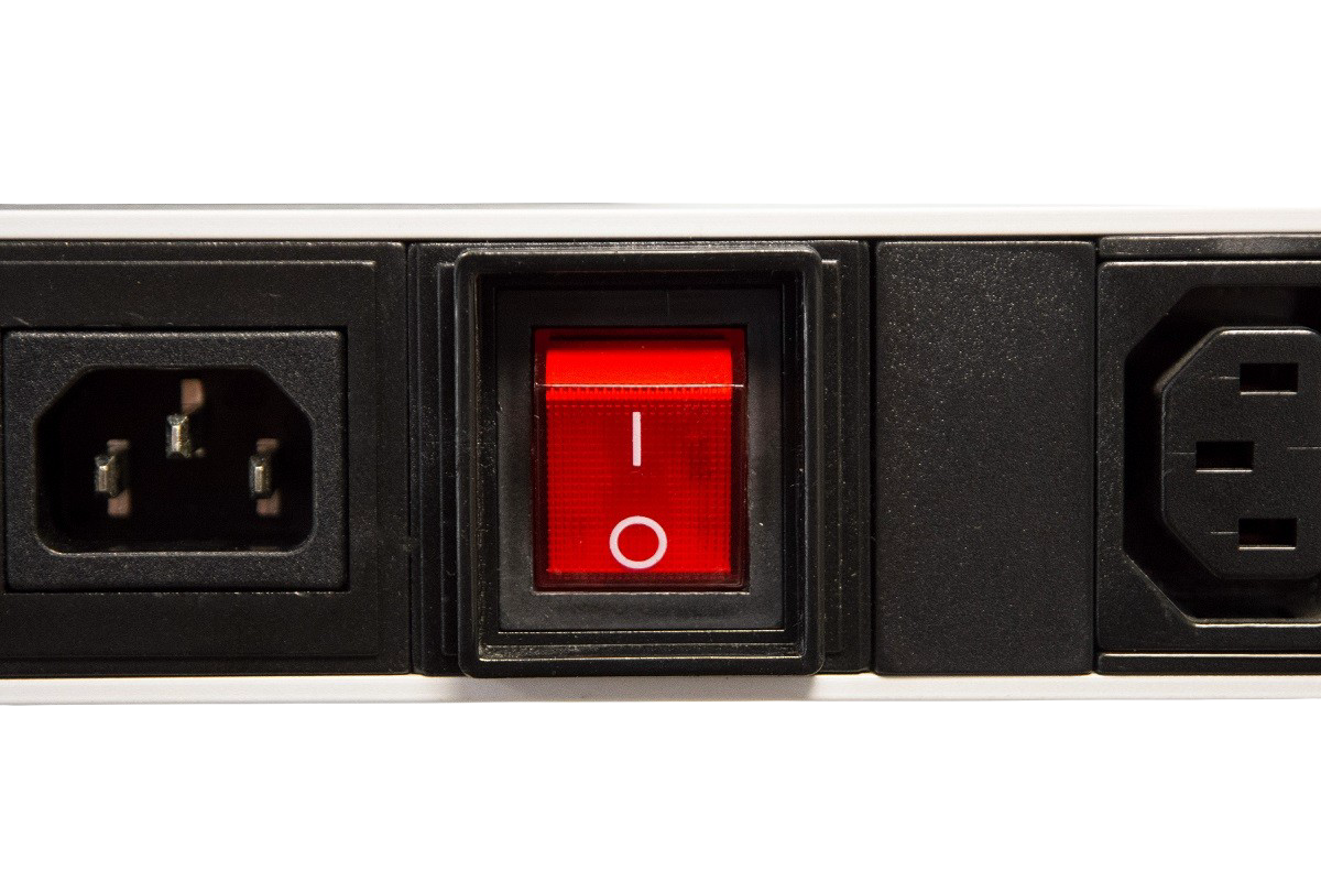 Вертикальный блок розеток Rem-16 с выкл., 16 IEC 60320 C13, 12 C19, вход C20 16A, алюм., 42-48U от ЦМО