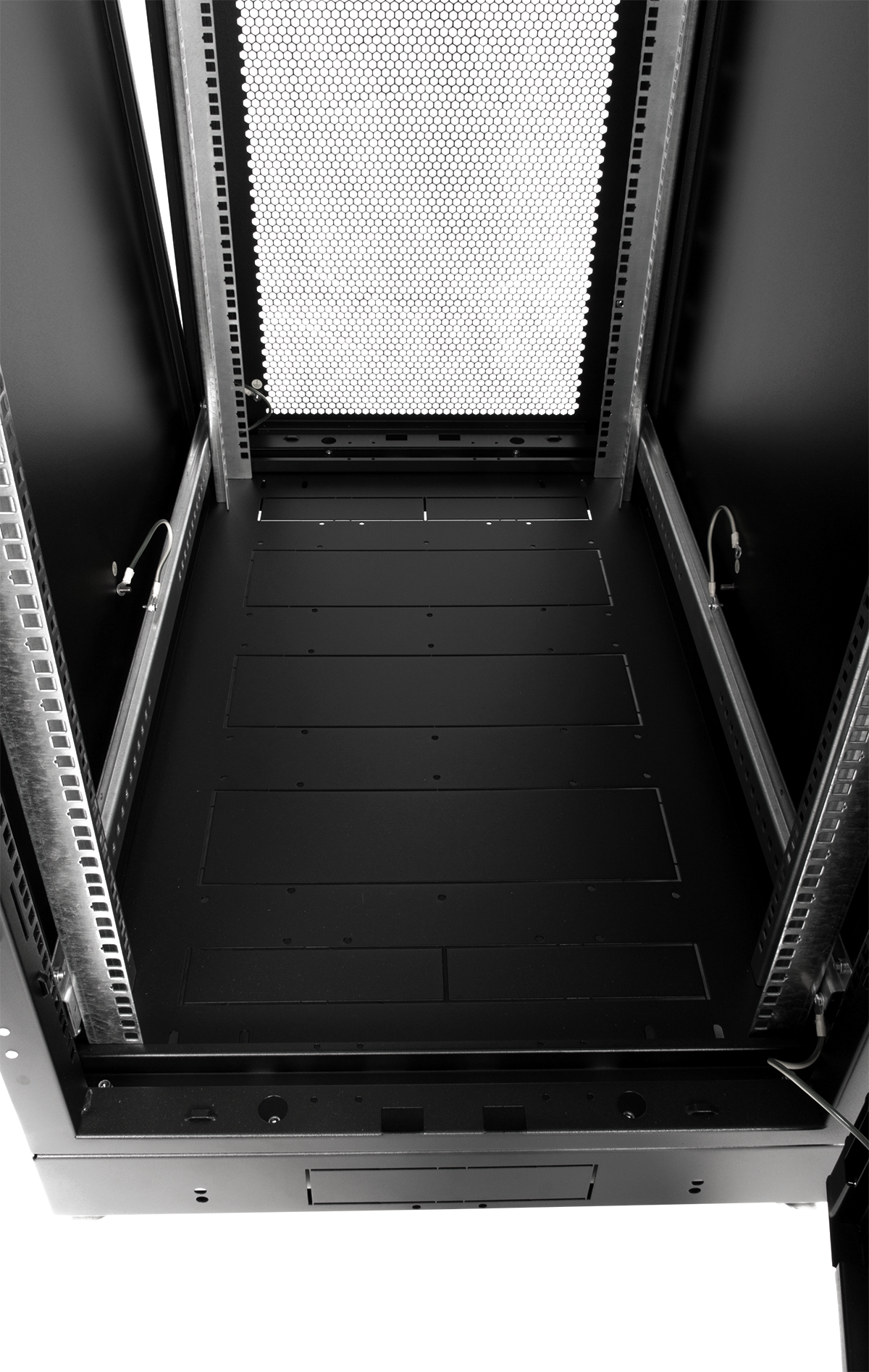 Шкаф серверный напольный 42U (600 × 600) дверь перфорированная 2 шт.