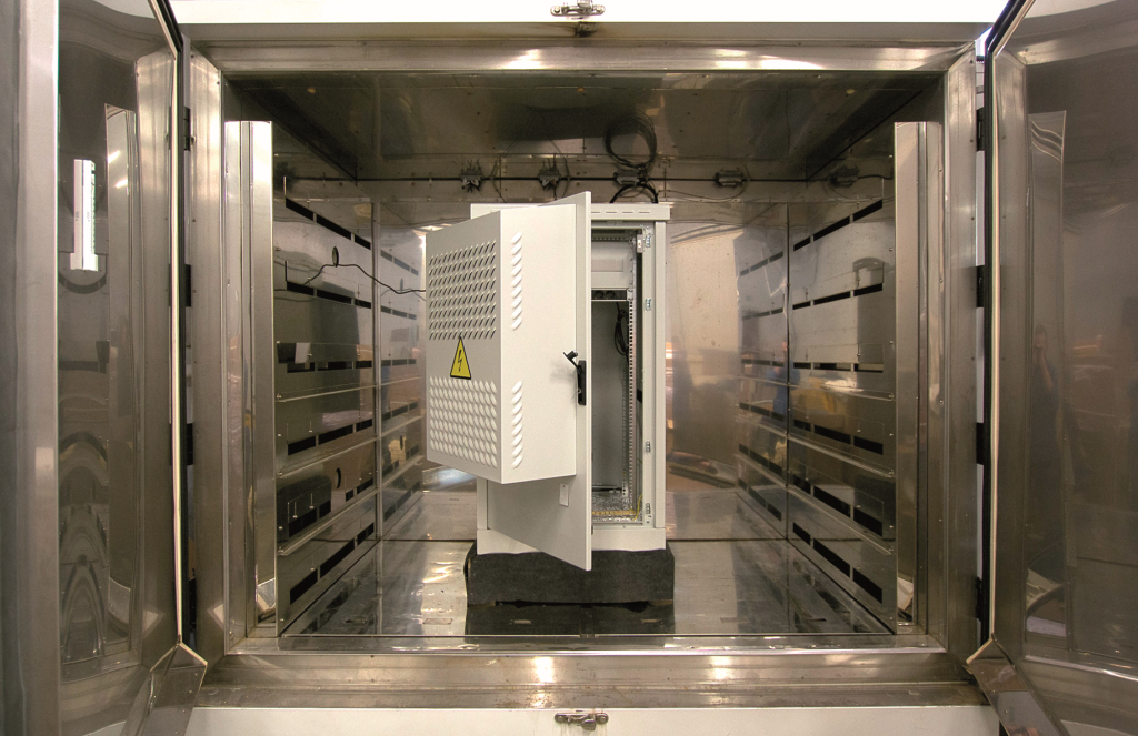 Климатическая камера с установленным для испытаний шкафом ШТВ-1