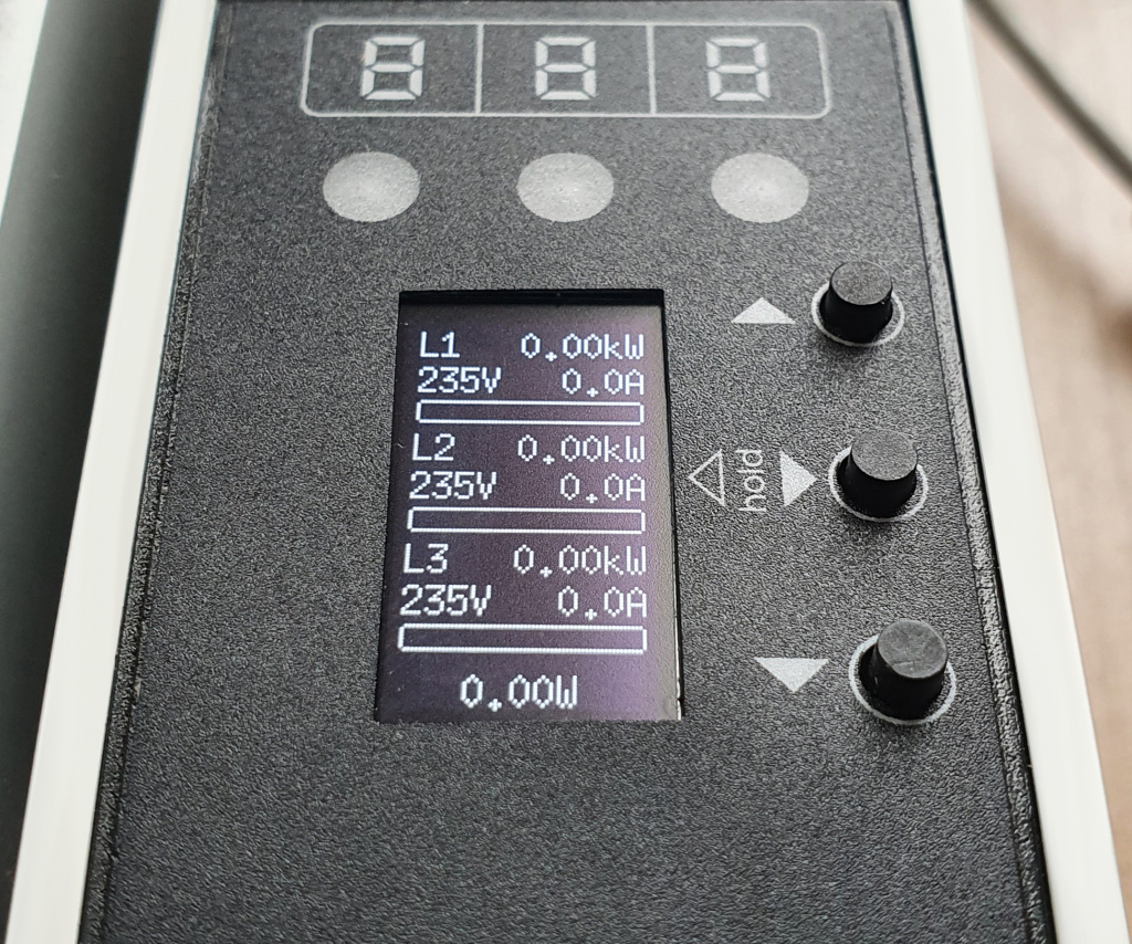 PDU оснащён OLED-дисплеем