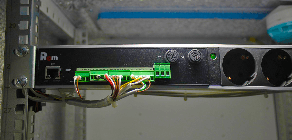 Шкаф всепогодный напольный 12U (Ш1000 × Г600), комплектация Т1 с контроллером MC1 и датчиками от ЦМО