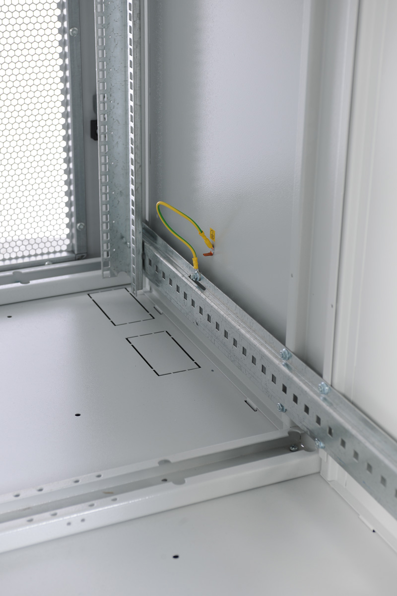 Шкаф серверный напольный 42U (600 × 1000) дверь перфорированная 2 шт. от ЦМО